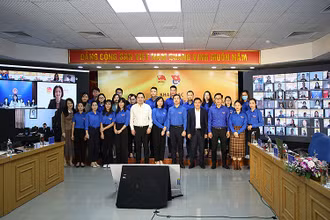 Đại biểu dự chương trình Giao lưu hữu nghị thanh niên Việt Nam – Trung Quốc chụp ảnh lưu niệm tại lễ khai mạc.