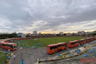 Sáng 8/10, 30 xe khách giường nằm của Công ty CP xe khách Phương Trang Futa Buslines đưa gần 660 công dân từ Bình Dương về Phú Yên an toàn. (Ảnh: TRÌNH KẾ)