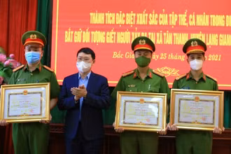 Trao thưởng cho lực lượng Công an tỉnh Bắc Giang.