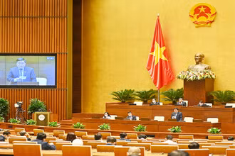 Bộ trưởng Kế hoạch và Đầu tư Nguyễn Chí Dũng phát biểu giải trình, làm rõ một số vấn đề đại biểu Quốc hội nêu. Ảnh: THỦY NGUYÊN
