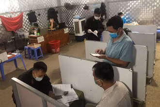 Người dân thực hiện khai báo y tế tại chốt kiểm soát dịch Pha Đin thuộc huyện Tuần Giáo.