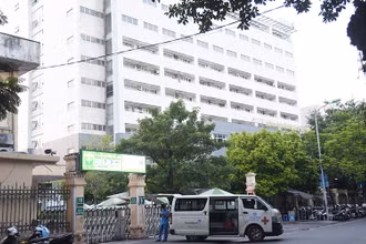 Bệnh viện Việt Đức tạm thời dừng tiếp nhận bệnh nhân mới, phong tỏa nhà D.