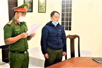 Cơ quan cảnh sát điều tra Công an huyện Ea Kar đọc lệnh khởi tố và bắt tạm giam đối với Vương Thế Cao.
