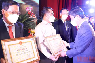 Chủ tịch UBND tỉnh Bình Dương Võ Văn Minh trao Bằng khen cho doanh nghiệp, doanh nhân tiêu biểu.