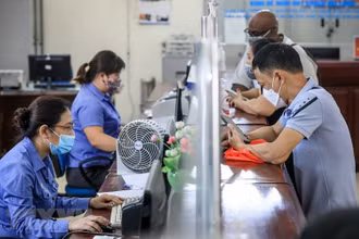Người dân đến ga Hà Nội mua vé tàu sáng 12/10. (Ảnh: TTXVN)