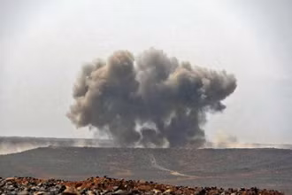 Giao tranh giữa liên quân Arab và lực lượng Houthi ở Marib. (Ảnh: The Arab Weekly)