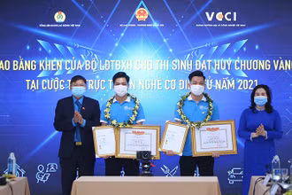 Vinh danh 2 thí sinh đạt Huy chương vàng cuộc thi trực tuyến nghề cơ điện tử năm 2021 (Ảnh: GDVT). 