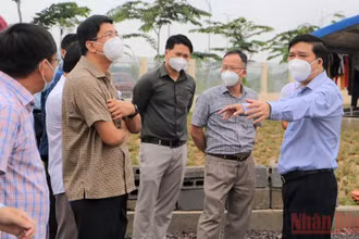 Giám đốc Sở Kế hoạch và Đầu tư Đồng Nai (phải) kiểm tra tiến độ xây dựng khu tái định cư Lộc An - Bình Sơn (dự án Cảng hàng không quốc tế Long Thành).