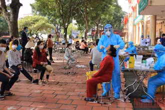 Lấy mẫu xét nghiệm SARS-CoV-2 tại khu 3, thị trấn Phố Mới, huyện Quế Võ, tỉnh Bắc Ninh.