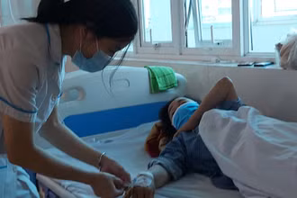 Bệnh nhân sốt xuất huyết điều trị tại Bệnh viện Thanh Nhàn.
