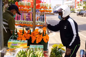 Người dân Lào mua hoa để cúng trong Lễ hội mãn chay năm nay, ngày 21/10. (Ảnh: Xuân Sơn)