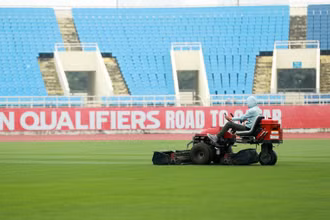 Sân vận động Mỹ Đình được tu sửa, chuẩn bị cho các trận đấu sắp tới.