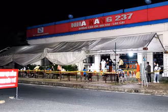 Nới lỏng quy định kiểm soát dịch tại điểm cuối cao tốc Nội Bài - Lào Cai vào thành phố Lào Cai.