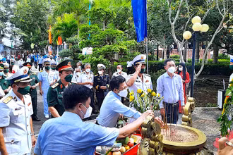 Tưởng niệm, dâng hương kỷ niệm 60 đường Hồ Chí Minh trên biển tại Di tích quốc gia Bến Vàm Lũng vào sáng 23/10.