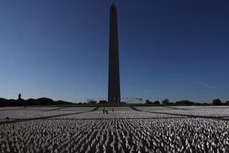 Triển lãm “In America: Remember” do nghệ sĩ Suzanne Brennan Firstenberg thực hiện được đặt ở khu vực công viên National Mall, Mỹ. (Ảnh: Reuters)