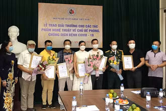 Ban Tổ chức trao thưởng cho các tác giả, nghệ sĩ sân khấu có tác phẩm đạt giải.
