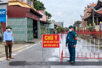  Huyện Giao Thủy (Nam Định) tăng cường hoạt động của các chốt kiểm soát dịch Covid-19 khi phát hiện 2 ca nhiễm mới chưa rõ nguồn lây.