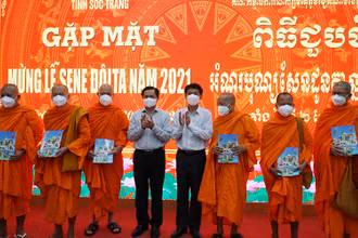 Lãnh đạo tỉnh Sóc Trăng tặng quà cho các vị sư sãi tiêu biểu.