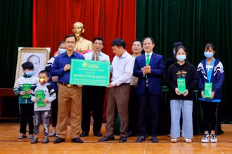 Cổng TTĐT Chính phủ và Tập đoàn Mai Linh trao máy tính bảng cho các em học sinh tại xã Tự Nhiên, huyện Thường Tín, Hà Nội. (Ảnh: VGP/Thiện Tâm)