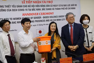Trao các bộ đồ dùng thiết yếu cho phụ nữ/trẻ em gái ở ba địa phương bị dịch Covid-19 ảnh hưởng nặng nề (Ảnh: UNFPA).