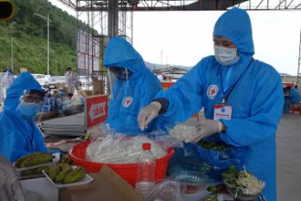 Hội Chữ thập đỏ Đà Nẵng hỗ trợ bữa ăn cho người dân về quê từ các tỉnh, thành phố phía nam (Ảnh: VRC).