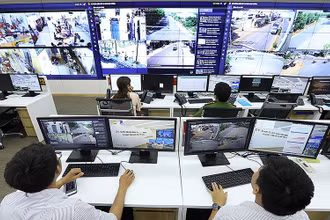 Hoạt động giám sát tại Trung tâm Điều hành và Giám sát thông minh tỉnh Bình Phước. Ảnh: TTXVN