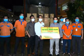 Đại diện lãnh đạo Sở Y tế Cà Mau tiếp nhận gói vật tư y tế hỗ trợ từ Tập đoàn Phương Trang vào tối 17/10. 