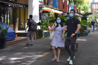 Hay tin Đường sách mở cửa, nhiều du khách đã đến tham quan, mua sách trong sáng nay.