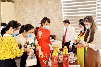 Các đại biểu tham quan các sản phẩm nông nghiệp tiêu biểu của Quảng Ninh năm 2021.