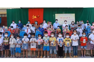 Trao điện thoại di động và xe đạp cho học sinh nghèo ở huyện Anh Sơn.