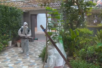 Phun hóa chất diệt muỗi tại phường Minh Khai, thành phố Phủ Lý (Hà Nam).