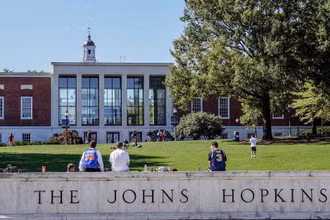 Đại học Johns Hopkins.