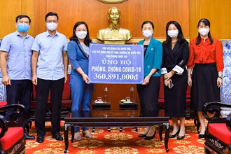 Phó Chủ tịch Ủy ban Trung ương MTTQ Việt Nam tiếp nhận ủng hộ. (Ảnh: Diệp Vinh)