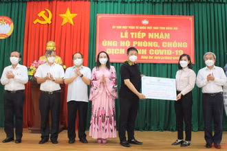 Giám đốc Sở Giáo dục và Đào tạo tỉnh Đồng Nai, Trương Thị Kim Huệ, tiếp nhận thiết bị hỗ trợ học sinh học trực tuyến. (Ảnh: THIÊN VƯƠNG)