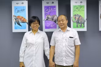 Đỗ Mỹ Linh cùng bố trong Talkshow và Triển lãm Mỹ thuật “ Chuyện của Hậu”. (Ảnh: Nhân vật cung cấp)