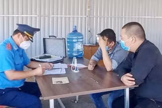 Cơ quan chức năng lập biên bản vi phạm đối với 2 lái xe.