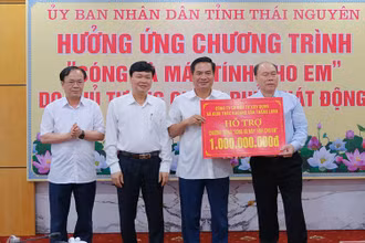 Các doanh nghiệp, doanh nhân ủng hộ Chương trình “Sóng và máy tính cho em” của tỉnh Thái Nguyên 8,3 tỷ đồng.