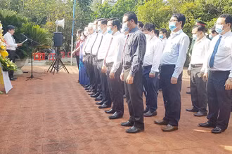 Lãnh đạo tỉnh Quảng Nam và huyện Tiên Phước dâng hương, tưởng nhớ cụ Huỳnh Thúc Kháng.