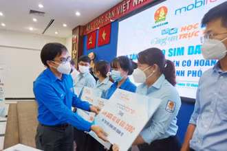 Đại diện sinh viên các trường đại học, cao đẳng tại TP Hồ Chí Minh nhận sim Data 4G Mobifone để trao lại cho các sinh viên có hoàn cảnh khó khăn.
