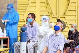 Cần quan tâm người cao tuổi trong đại dịch. (Ảnh: DUY LINH)