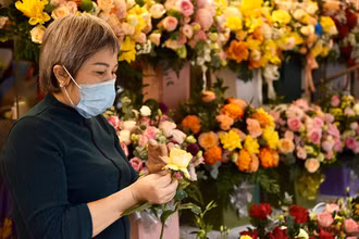Chị Kim Anh, chủ một cửa hàng hoa trên phố Cầu Gỗ cho biết, giá hoa tại các cửa hàng chủ yếu dao động ở mức từ 300.000 - 1.000.000 đồng/bó tùy loại.