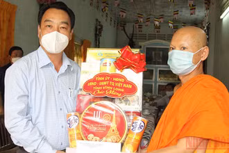 Chủ tịch Ủy ban nhân dân tỉnh Vĩnh Long Lữ Quang Ngời tặng quà chúc mừng lễ Sene Dolta tại chùa Hạnh Phúc Tăng. (Ảnh: BÁ DŨNG)