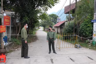 Lập chốt phong tỏa khu dân cư có ca dương tính Covid-19 tại phường Ngọc Hà.