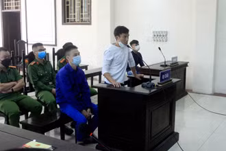 Hai bị cáo trong phiên xét xử sơ thẩm.