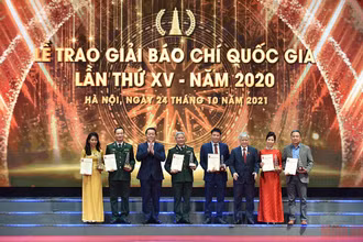 Đại diện Lãnh đạo Đảng, Nhà nước trao giải cho các nhóm tác giả đoạt Giải A.
