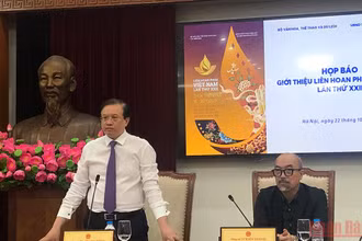 Thứ trưởng Văn hóa, Thể thao và Du lịch Tạ Quang Đông và Cục trưởng Cục Điện ảnh Vi Kiến Thành thông báo về LHP Việt Nam lần thứ 22.