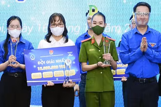Ông Nguyễn Tường Lâm, Bí thư Trung ương Đoàn Thanh niên Cộng sản Hồ Chí Minh (ngoài cùng bên phải trong ảnh) trao giải nhất của Cuộc thi.