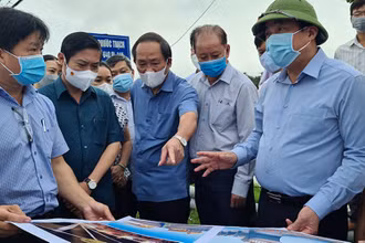 Bí thư Tỉnh ủy Phan Việt Cường (đội mũ) kiểm tra tiến độ thi công Dự án nạo vét sông Cổ Cò.