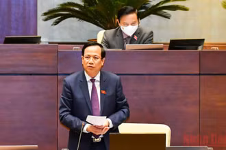 Bộ trưởng Lao động – Thương binh và Xã hội Đào Ngọc Dung phát biểu giải trình sau phiên thảo luận trực tuyến ngày 27/10.