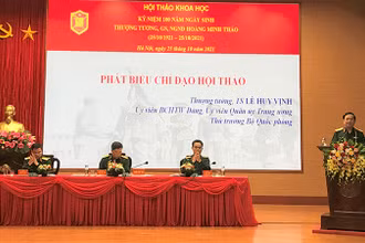Thượng tướng Lê Huy Vịnh, Ủy viên Trung ương Đảng, Thứ trưởng Bộ Quốc phòng phát biểu tại hội thảo. 